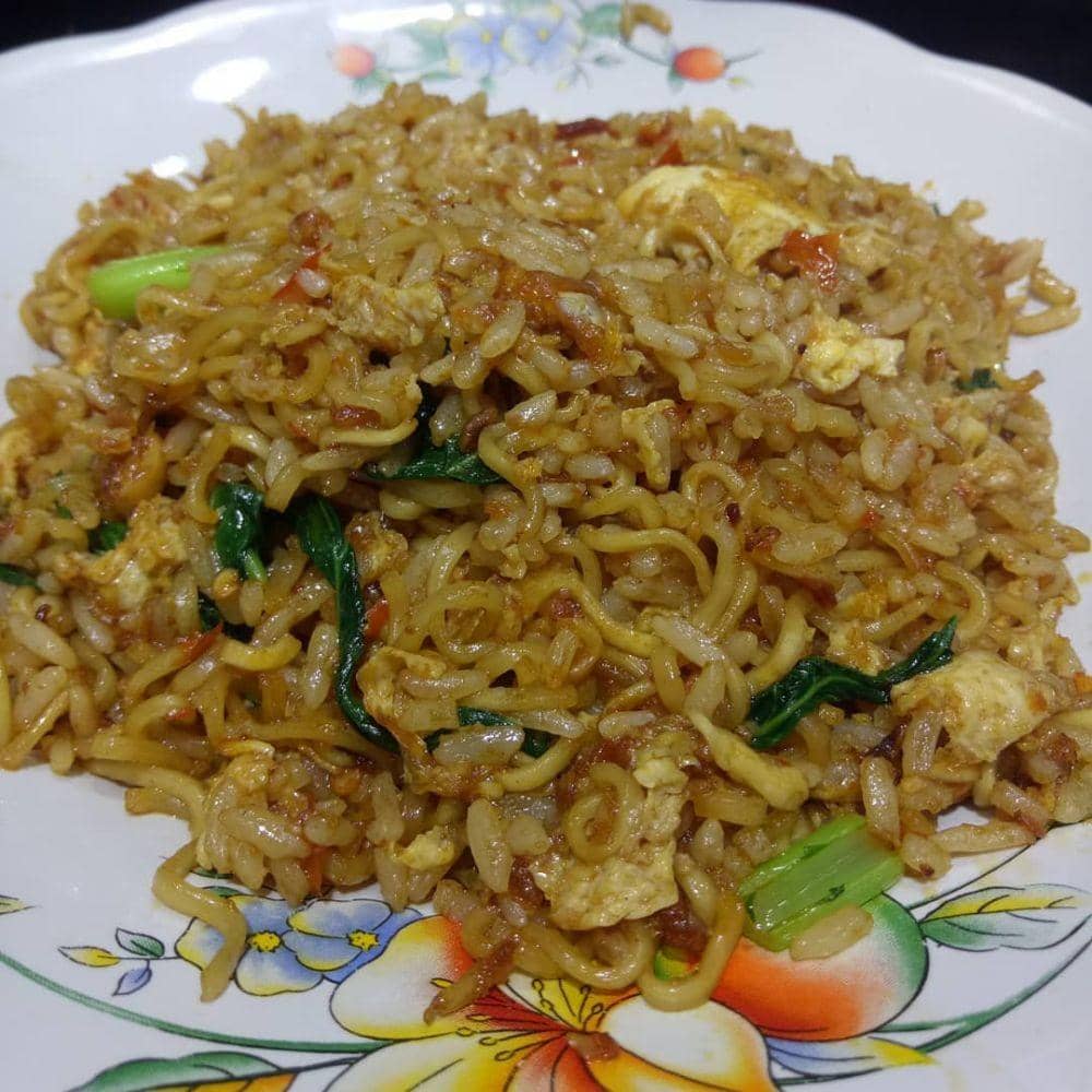 Nasi Goreng & Mie Enak: Rasa yang Menggigit Jiwa di Tengah Cilacap